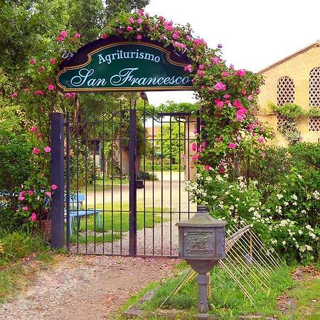 Agriturismo Borgo San Francesco Базильо Екстериор снимка