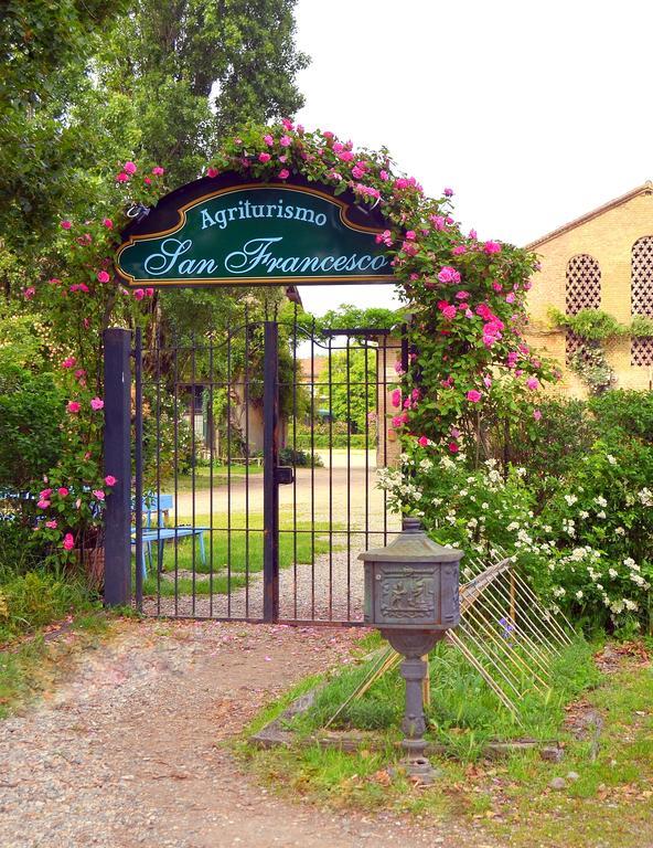 Agriturismo Borgo San Francesco Базильо Екстериор снимка